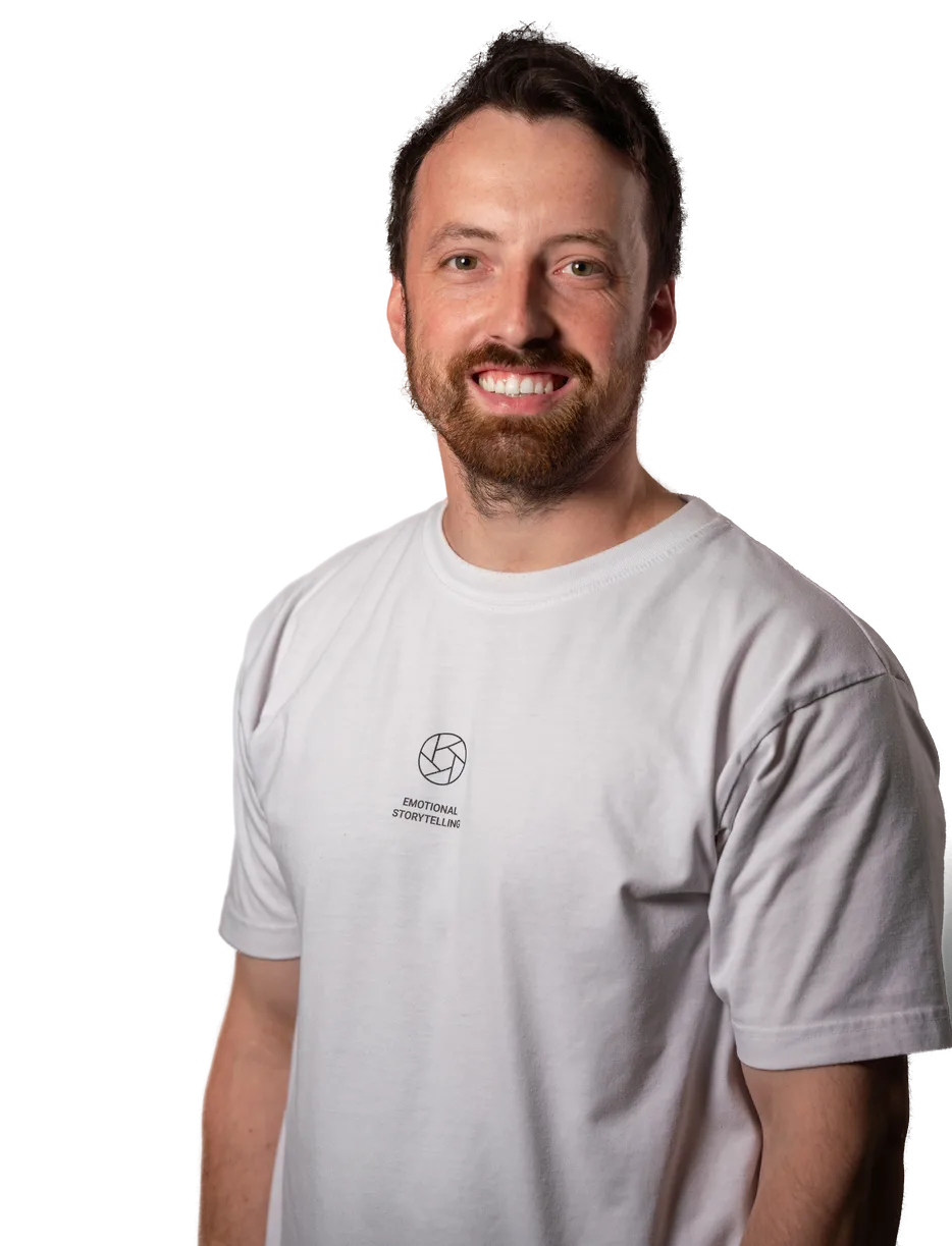 Porträt von Daniel Braunstein im weißen T-Shirt, lächelnd